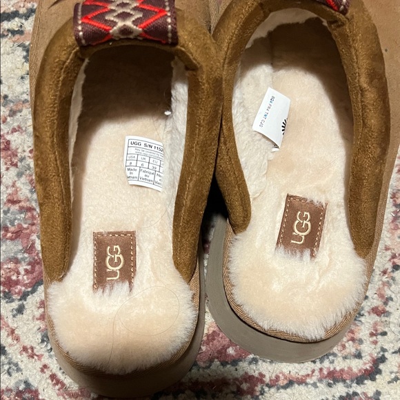 UGG Tan and Red Women's Shoes - Picture 6 of 8